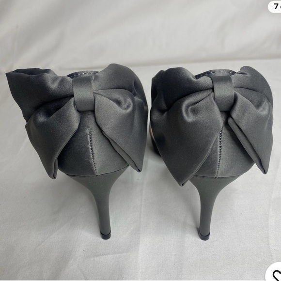 Journee Collection Charcoal Gray Tanzi Bow Heels - Picture 12 of 13